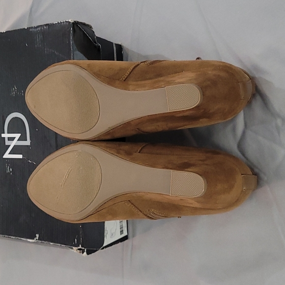 New Directions wedge booties New With Box 8 cognac tan suede - Picture 4 of 8